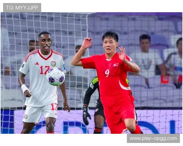 多哈亚运会朝鲜队队员围浴巾御寒观赛