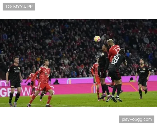 特写:告别战替补登场,诺伊尔与拜仁慕尼黑球迷的温情告别